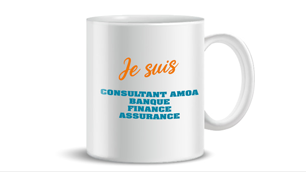 Mug avec inscription "Je suis Consultant AMOA Banque, Finance et Assurance" et logo Prium Portage