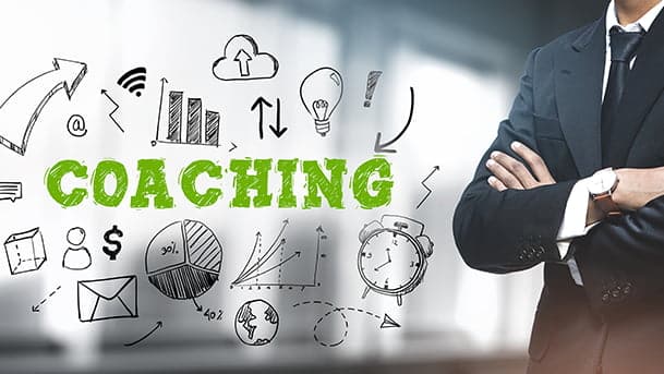 Article sur le coaching professionnel représenté visuellement par le mot "Coaching" et le buste d'un homme en costume de bureau