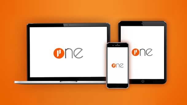 Sur fond orange, une image regroupe un ordinateur portable, un smartphone et une tablette, chacun affichant à l'écran le logo 