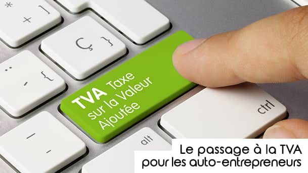 Un index indique la touche verte "TVA, Taxe sur la Valeur Ajoutée" d'un clavier d'ordinateur