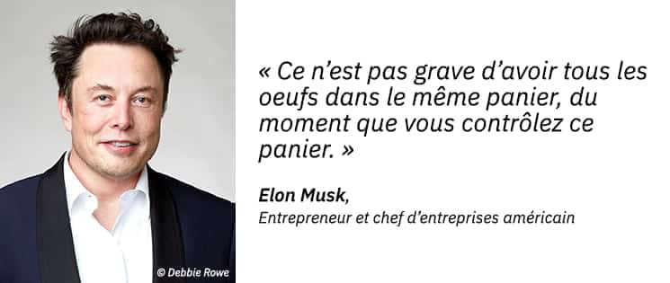 Photo portrait D'Elon Musk, entrepreneur et chef d'entreprises américain et une citation : "Ce n’est pas grave d’avoir tous les oeufs dans le même panier, du moment que vous contrôlez ce panier".