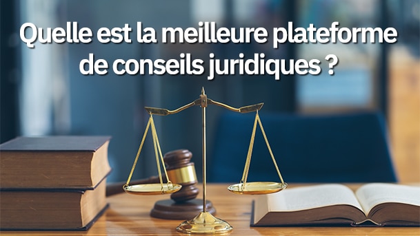 Une balance de justice se trouve sur une table avec des livres de chaque côté. Le titre sur l'image est "Quelle est la meilleure plateforme de conseils juridiques ?".