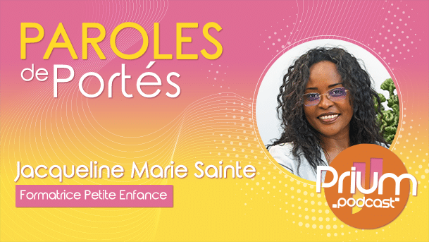 Podcast Prium, série "Paroles de Portés" avec Jacqueline Marie Sainte, formatrice Petite Enfance. En médaillon, la photo portrait couleur de Jacqueline Marie Sainte.