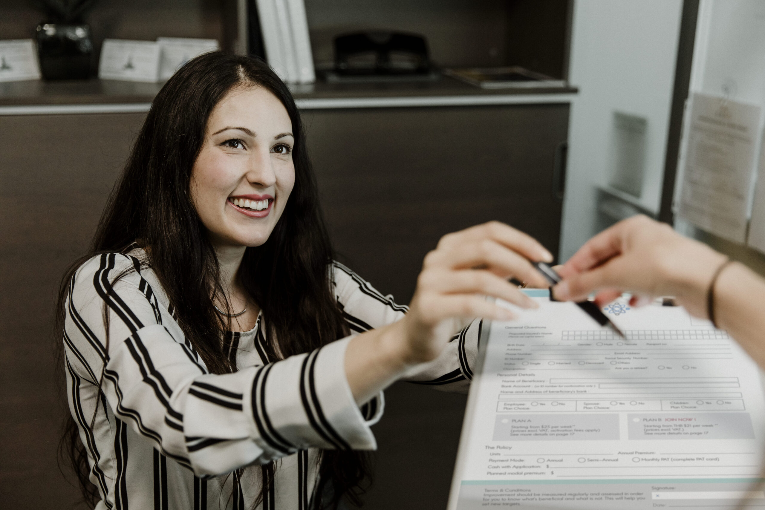 Freelance en portage salarial remettant un contrat, bénéficiant des avantages sociaux du régime général, mutuelle et droit au chômage