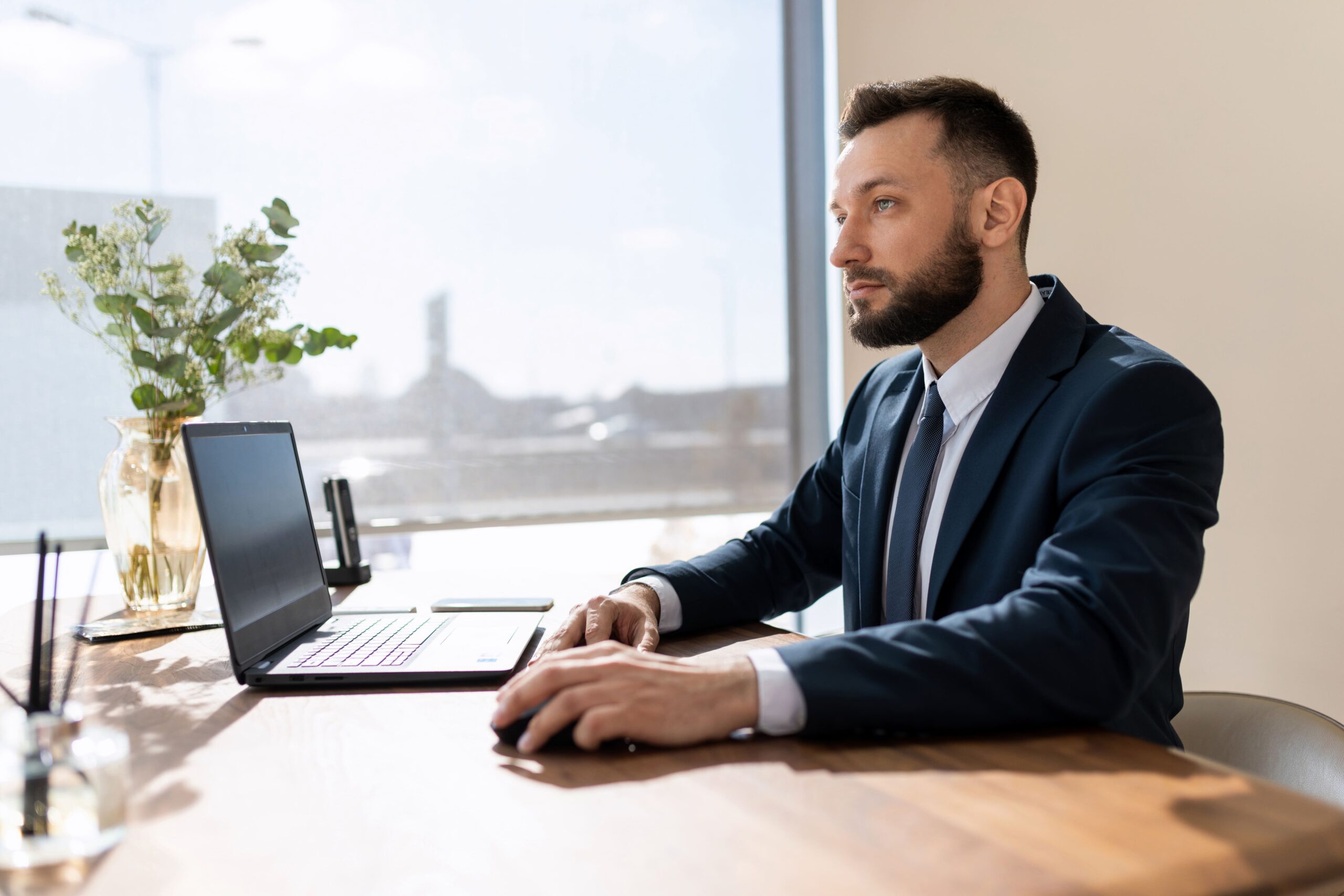 Homme en costume qui fait le choix entre le statut auto-entrepreneur et portage salarial