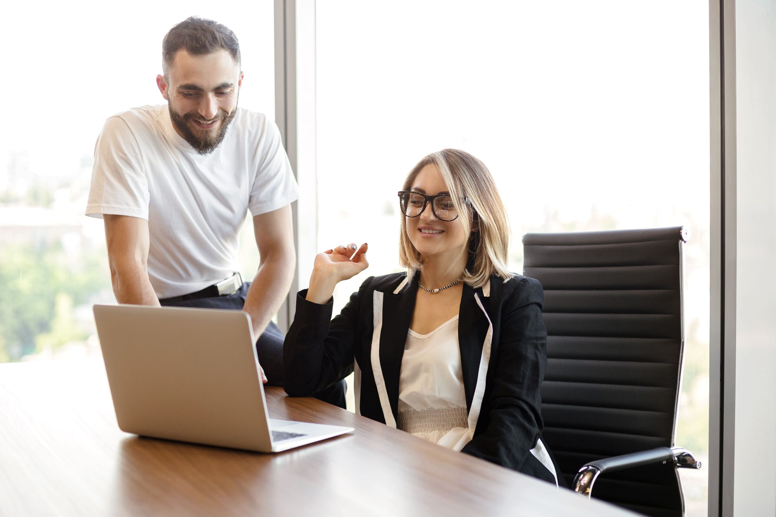 Professionnelle en portage salarial travaillant avec autonomie sur un ordinateur, accompagnée d’un collègue.