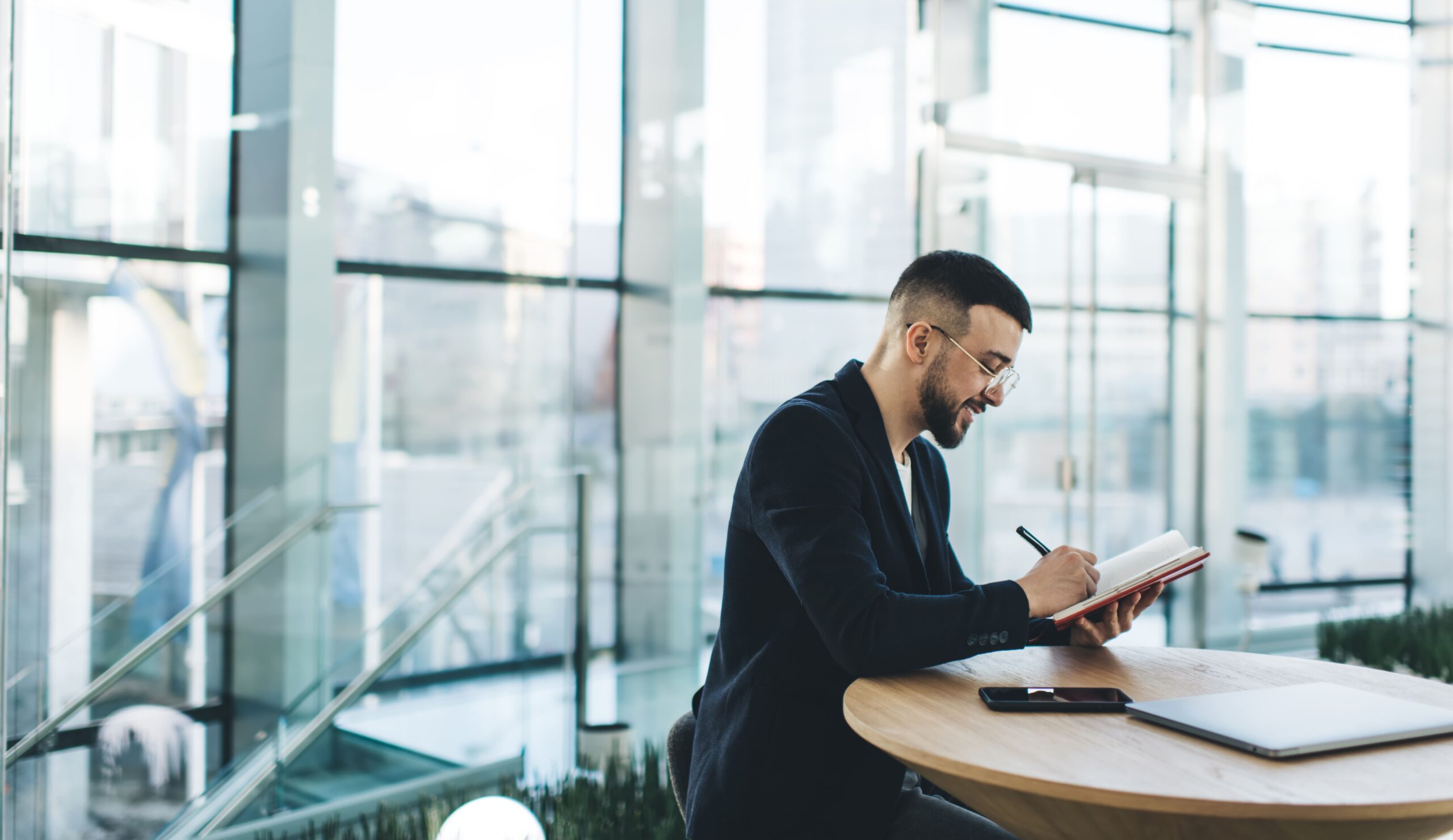 Homme qui choisit entre portage salarial, portage commercial et portage entrepreneurial.