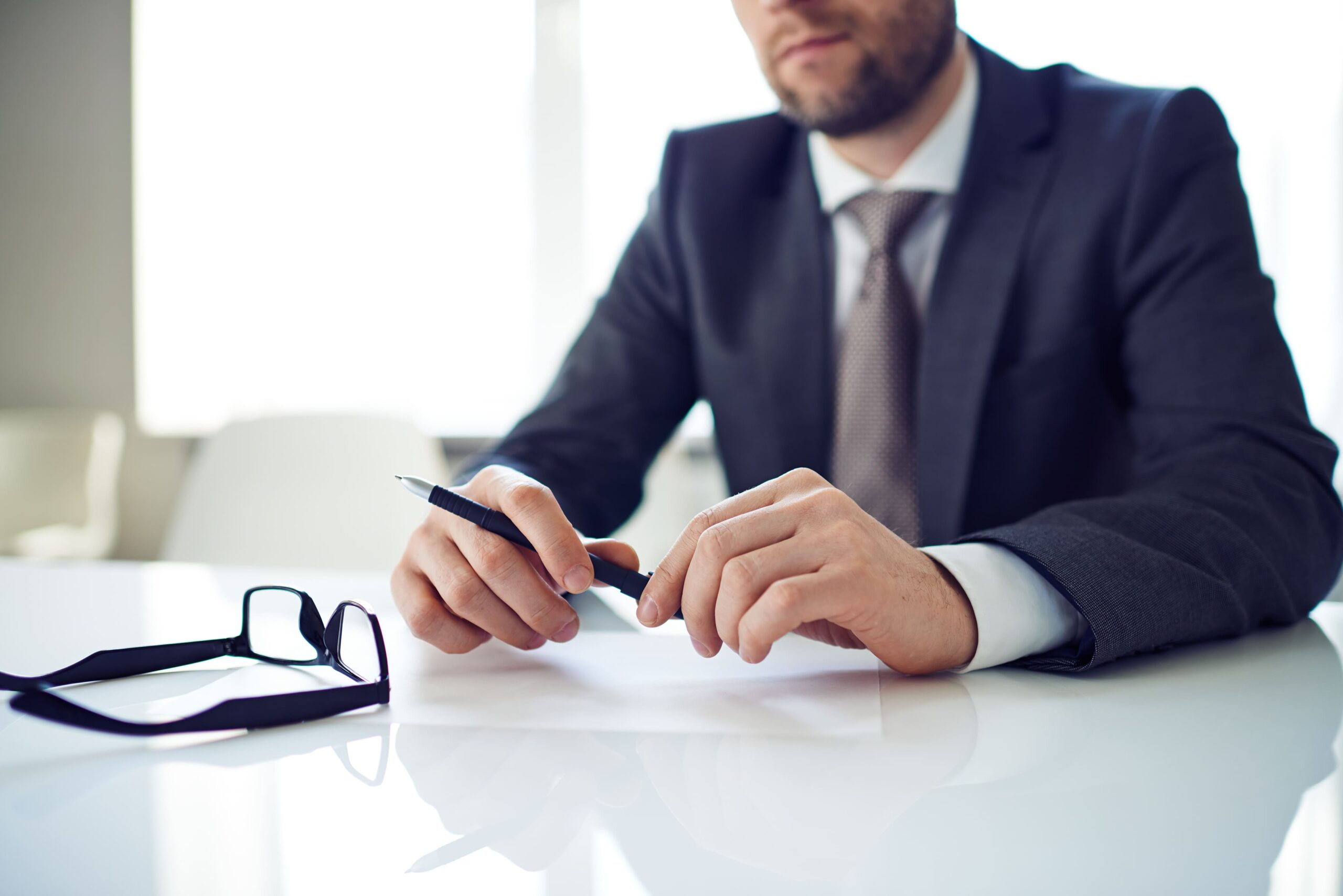 Homme en costume réfléchissant à sa situation en portage salarial en cas d'absence de chiffre d'affaires.