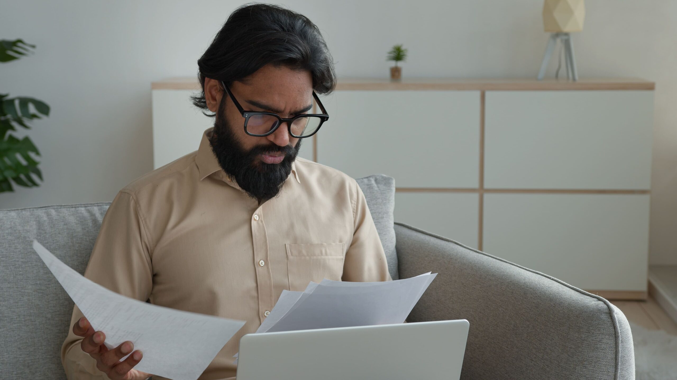 Un homme examine des documents pour estimer son TJM en portage salarial