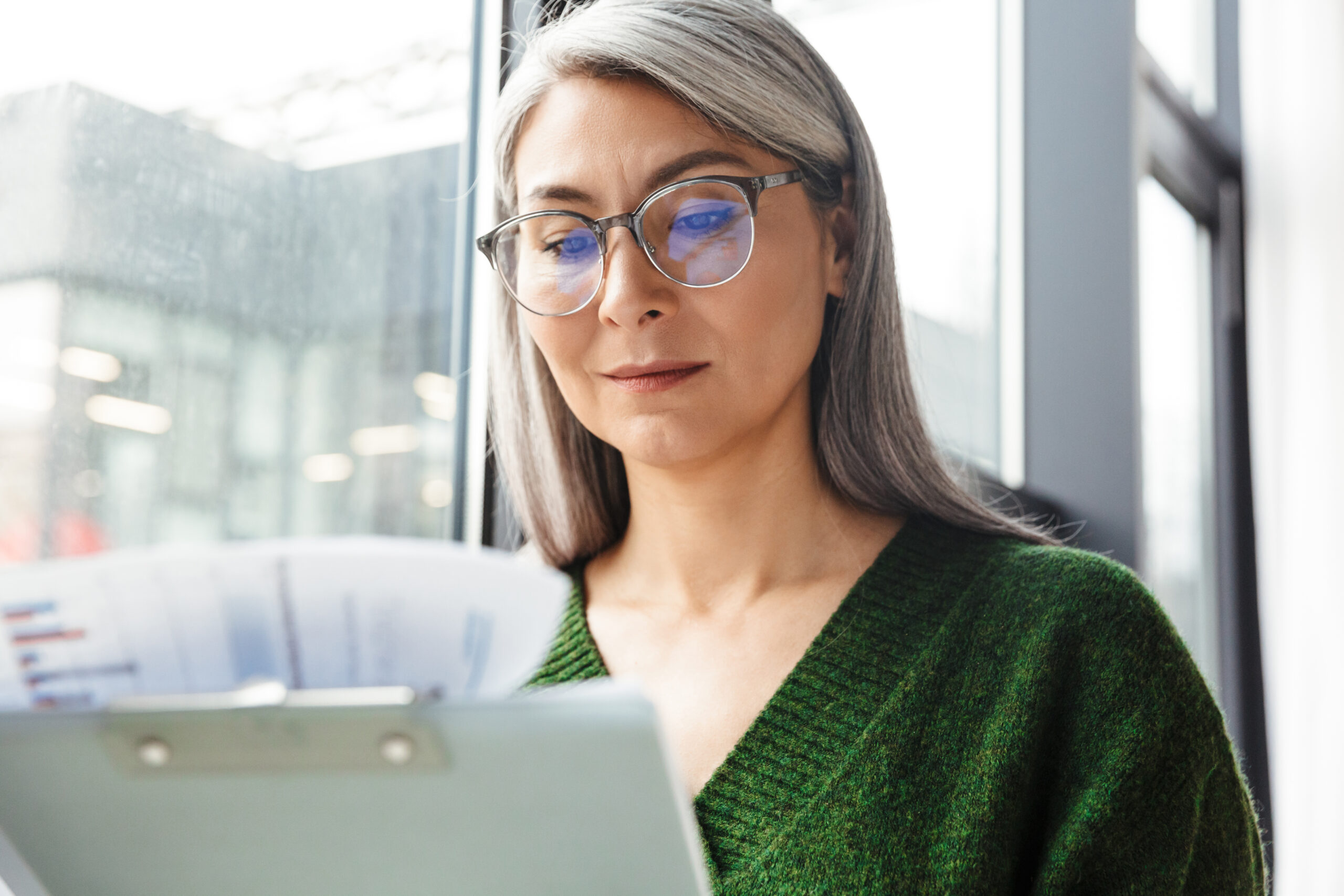 Femme mature considérant une reconversion professionnelle