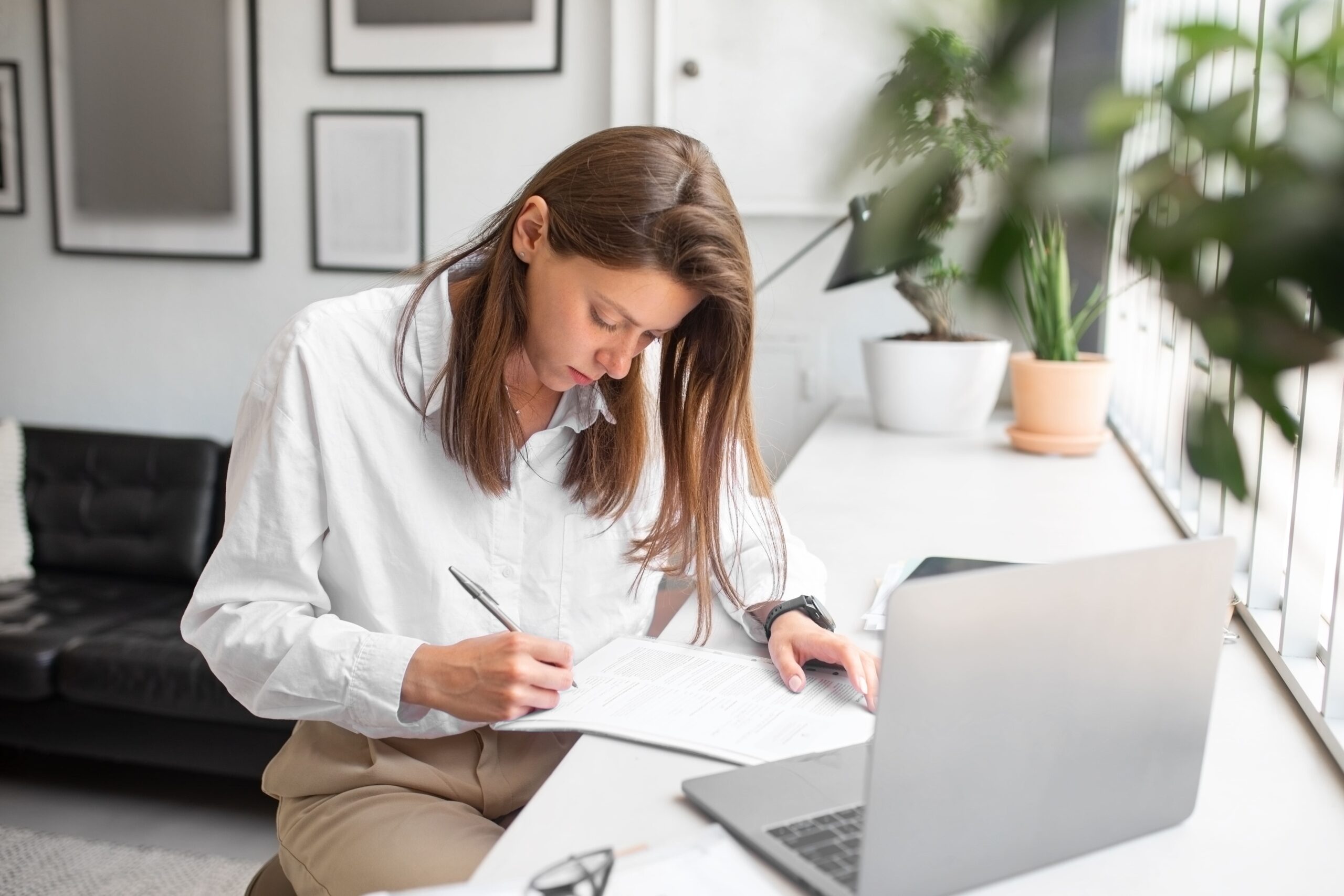 Une femme en portage salarial se renseigne sur les types de contrats.