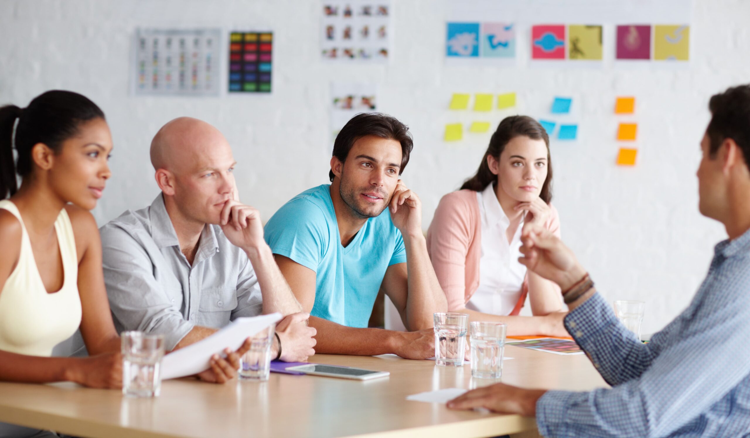 Formateur en portage salarial animant une session de formation auprès d’un groupe de participants.