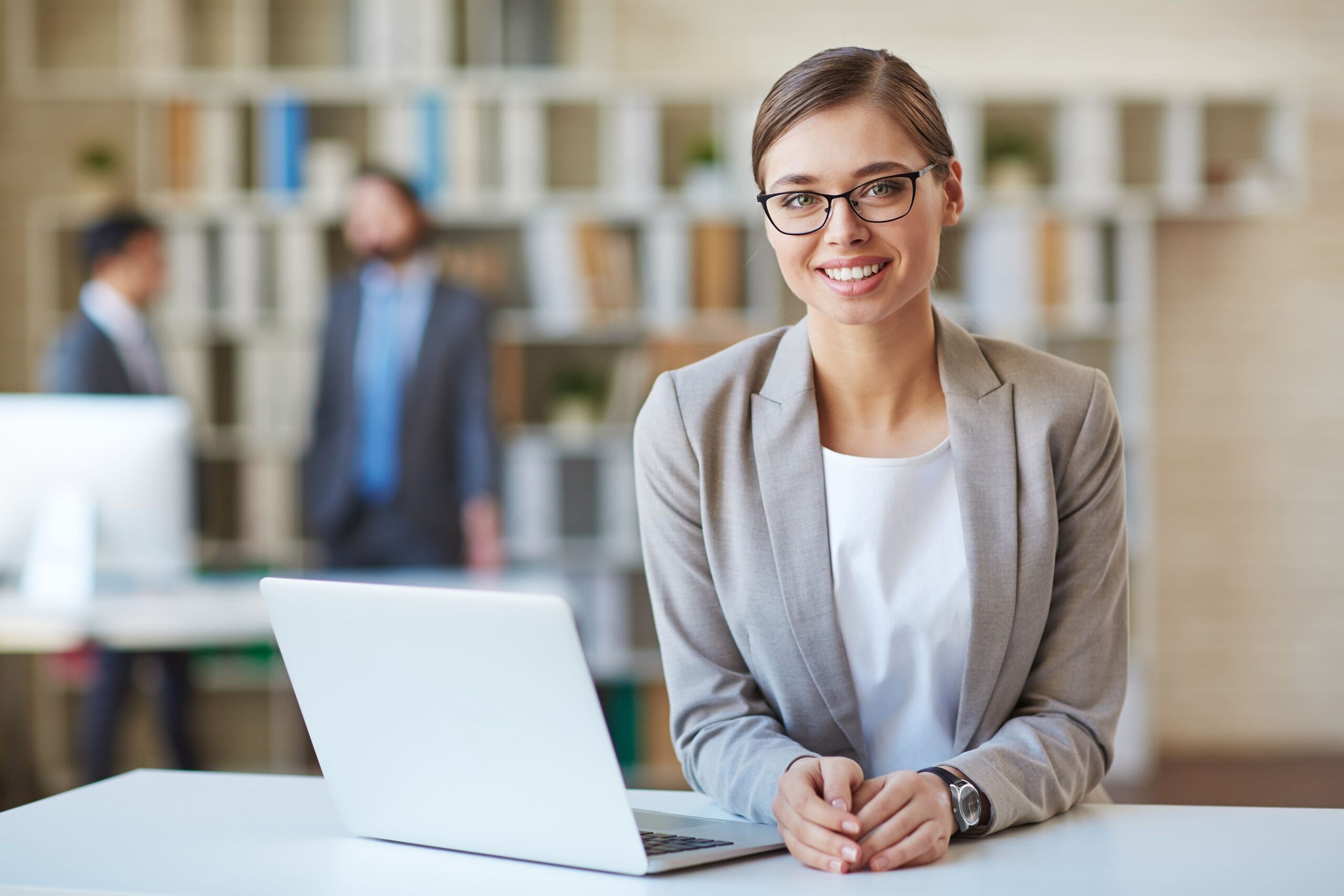 Une femme en portage salarial réfléchit à des moyens d'optimiser ses revenus.