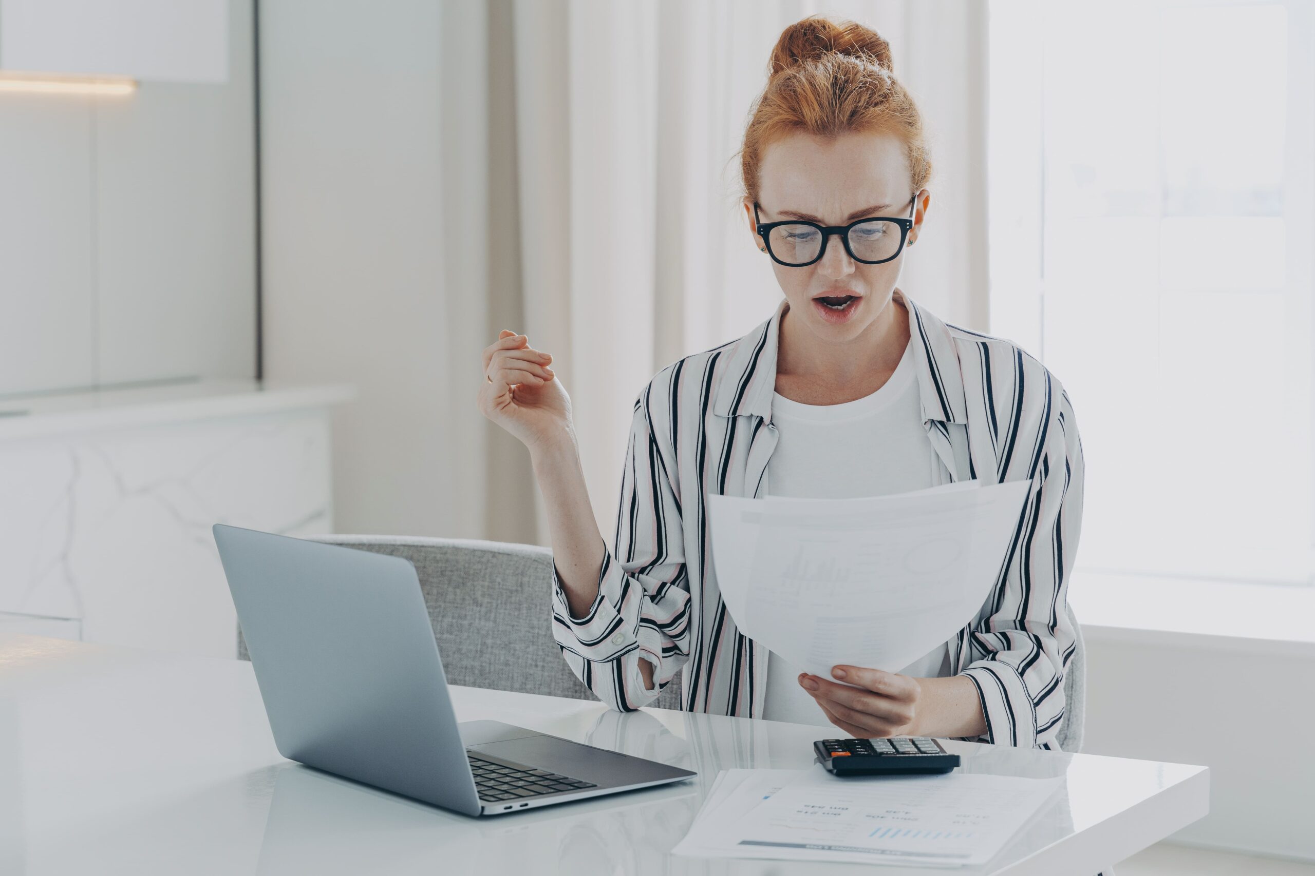 Une femme facture dans le cadre du portage salarial